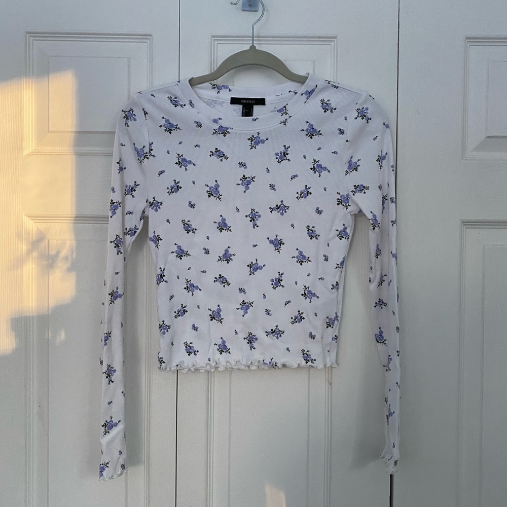 White floral Forever 21 shirt with lettuce trim